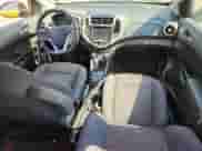 2020 Chevrolet Sonic LT z VIN 1G1JD6SB8L4108589, wystawiony jako Copart lot #81560685 z przebiegiem 56 179 mil mil oraz Szkoda całkowita • Salvage title. Historia ofert i sprzedaży dostępna na DreamBid. Obrazek 8.
