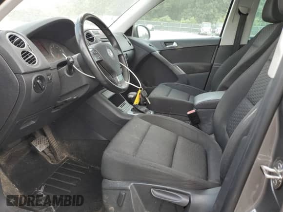 2009 Volkswagen Tiguan S z VIN WVGAV75N39W003838, wystawiony jako Copart lot #62496695 z przebiegiem 100 939 mil mil oraz Czysty tytuł • Clean title. Historia ofert i sprzedaży dostępna na DreamBid. Obrazek 7.