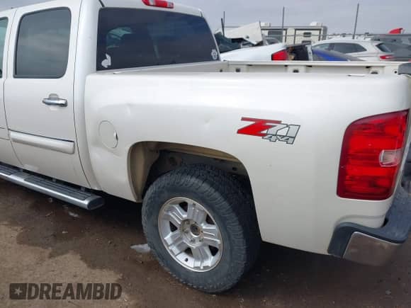 2011 Chevrolet Silverado 1500 LT z VIN 3GCPKSE38BG358968, wystawiony jako IAAI lot #43393436 z przebiegiem 187 947 mil mil oraz . Historia ofert i sprzedaży dostępna na DreamBid. Obrazek 18.