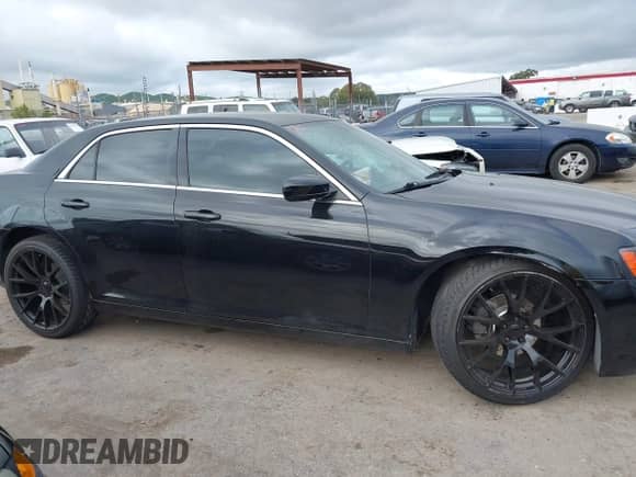 2013 Chrysler 300 S z VIN 2C3CCABG9DH551117, wystawiony jako IAAI lot #41976425 z przebiegiem 183 267 mil mil oraz . Historia ofert i sprzedaży dostępna na DreamBid. Obrazek 13.