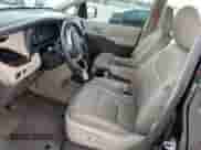 2015 Toyota Sienna XLE z VIN 5TDYK3DC1FS549649, wystawiony jako Copart lot #70762555 z przebiegiem 106 883 mil mil oraz Szkoda całkowita • Salvage title. Historia ofert i sprzedaży dostępna na DreamBid. Obrazek 7.