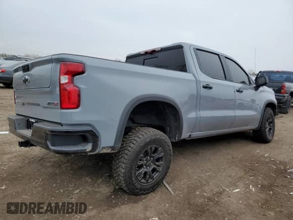 2025 Chevrolet Silverado 1500 z VIN 3GCUKHE81SG131512, wystawiony jako Copart lot #53326985 z przebiegiem 2 852 mil mil oraz Szkoda całkowita • Salvage title. Historia ofert i sprzedaży dostępna na DreamBid. Obrazek 3.