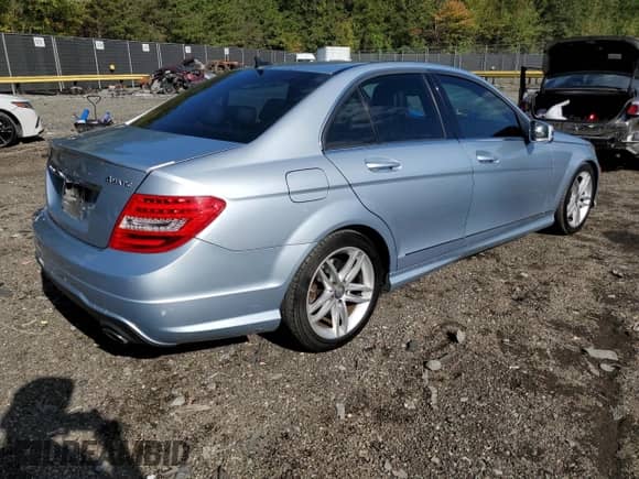 2013 Mercedes-Benz C 300 Sport z VIN WDDGF8AB2DR271516, wystawiony jako Copart lot #86176695 z przebiegiem 143 746 mil mil oraz Szkoda całkowita • Salvage title. Historia ofert i sprzedaży dostępna na DreamBid. Obrazek 3.