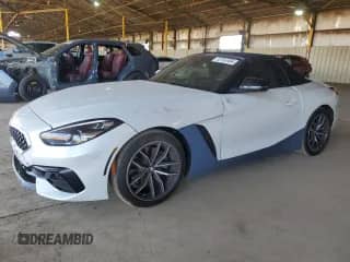 2021 BMW Z4 sDrive30i z VIN WBAHF3C01MWX24942, wystawiony jako Copart lot #52702484 z przebiegiem 29 470 mil mil oraz . Historia ofert i sprzedaży dostępna na DreamBid. Obrazek 1.