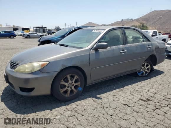 2005 Toyota Camry LE с VIN 4T1BE30K05U585980, выставлен на аукционе Copart как лот 62596365 с пробегом 213 434 миль миль и Списание • Salvage title. История ставок и продаж доступна на DreamBid. Изображение 1.