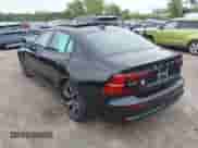 2024 Volvo S60 Core Dark Theme z VIN 7JRL12TK3RG297323, wystawiony jako IAAI lot #42514589 z przebiegiem 33 757 mil mil oraz . Historia ofert i sprzedaży dostępna na DreamBid. Obrazek 3.