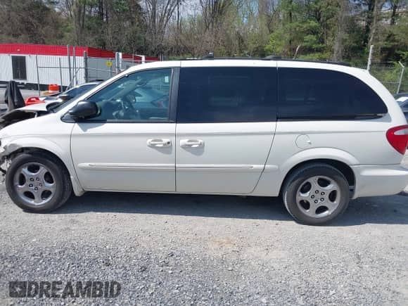 2001 Dodge Caravan ES with VIN 2B4GP54L11R322680, listed as a IAAI auction lot 42027676 with 178,265 mi miles and . Bid and sale history available at DreamBid. Image 14.