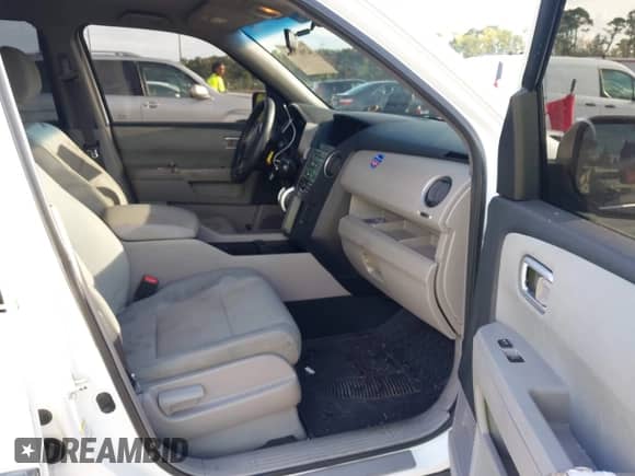 2009 Honda Pilot LX with VIN 5FNYF38219B004615, listed as a IAAI auction lot 42967984 with 271,872 mi miles and . Bid and sale history available at DreamBid. Image 5.