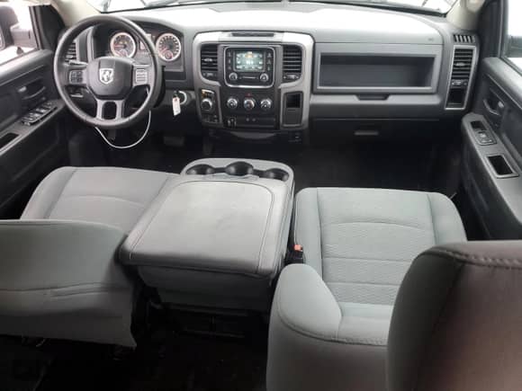 2017 Ram 1500 Express z VIN 3C6RR7KT9HG793648, wystawiony jako Copart lot #87637945 z przebiegiem 87 348 mil mil oraz Szkoda całkowita • Salvage title. Historia ofert i sprzedaży dostępna na DreamBid. Obrazek 8.