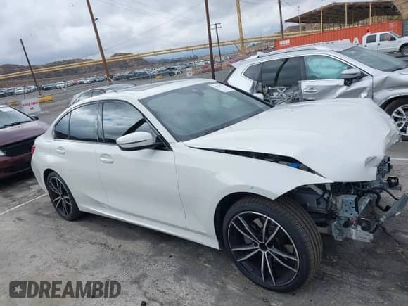 2021 BMW 3 Series 330e xDrive z VIN WBA5P9C00MFK93416, wystawiony jako IAAI lot #41525725 z przebiegiem 24 831 mil mil oraz . Historia ofert i sprzedaży dostępna na DreamBid. Obrazek 14.