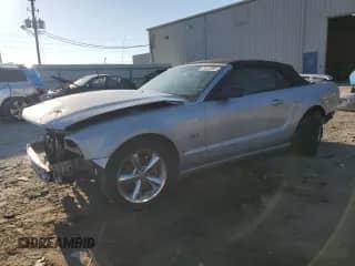 2006 Ford Mustang GT Deluxe z VIN 1ZVFT85H865228044, wystawiony jako Copart lot #71322885 z przebiegiem Nie podano mil oraz Szkoda całkowita • Salvage title. Historia ofert i sprzedaży dostępna na DreamBid. Obrazek 1.