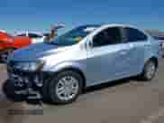 2018 Chevrolet Sonic LS z VIN 1G1JB5SH4J4116481, wystawiony jako IAAI lot #42750673 z przebiegiem 110 591 mil mil oraz . Historia ofert i sprzedaży dostępna na DreamBid. Obrazek 6.