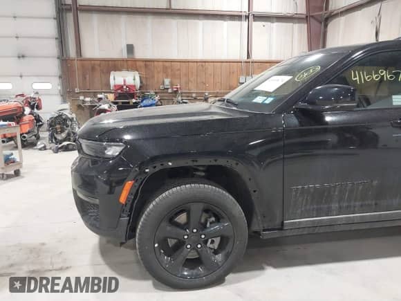 2025 Jeep Grand Cherokee Limited with VIN 1C4RJKBG2S8632657, listed as a IAAI auction lot 41669674 with 1,582 mi miles and . Bid and sale history available at DreamBid. Image 19.