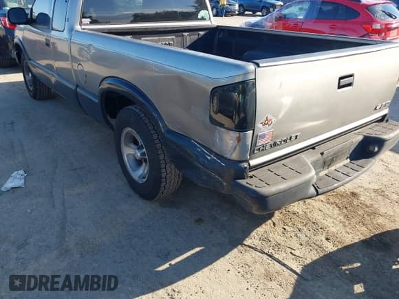 1998 Chevrolet S-10 LS z VIN 1GCCS19X0WK123534, wystawiony jako IAAI lot #43512998 z przebiegiem 183 283 mil mil oraz . Historia ofert i sprzedaży dostępna na DreamBid. Obrazek 6.