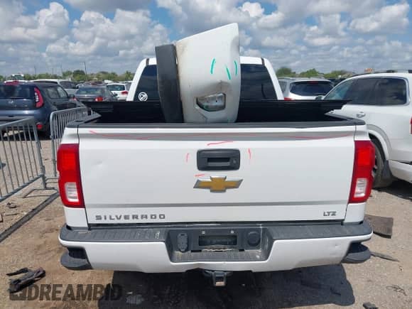 2017 Chevrolet Silverado 1500 LTZ z VIN 3GCUKSEJ8HG153838, wystawiony jako IAAI lot #42899717 z przebiegiem 188 513 mil mil oraz . Historia ofert i sprzedaży dostępna na DreamBid. Obrazek 16.