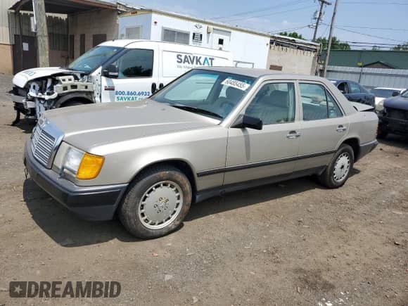1989 Mercedes-Benz 300 E with VIN WDBEA30D8KA823147, listed as a Copart auction lot 60485455 with 126,614 mi miles and Salvage title. Bid and sale history available at DreamBid. Image 1.