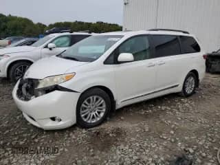 2015 Toyota Sienna XLE with VIN 5TDYK3DC2FS677219, listed as a Copart auction lot 84461515 with 113,505 mi miles and Salvage title. Bid and sale history available at DreamBid. Image 1.