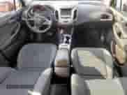 2017 Chevrolet Cruze LS z VIN 1G1BC5SM1H7268807, wystawiony jako Copart lot #81019445 z przebiegiem 178 088 mil mil oraz Szkoda całkowita • Salvage title. Historia ofert i sprzedaży dostępna na DreamBid. Obrazek 8.