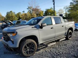 2024 Chevrolet Silverado 1500 Custom Trail Boss z VIN 3GCUDCE86RG154520, wystawiony jako Copart lot #75690474 z przebiegiem Nie podano mil oraz Czysty tytuł • Clean title. Historia ofert i sprzedaży dostępna na DreamBid. Obrazek 1.