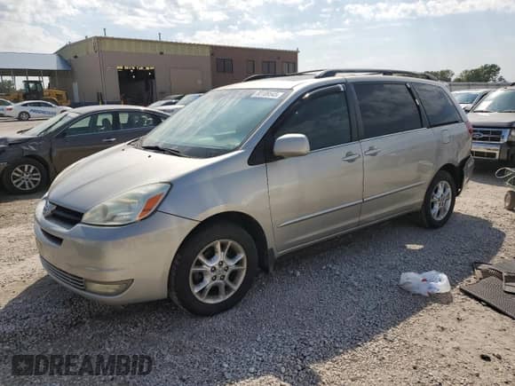 2005 Toyota Sienna XLE z VIN 5TDBA22C85S028982, wystawiony jako Copart lot #80189545 z przebiegiem 227 861 mil mil oraz Szkoda całkowita • Salvage title. Historia ofert i sprzedaży dostępna na DreamBid. Obrazek 1.