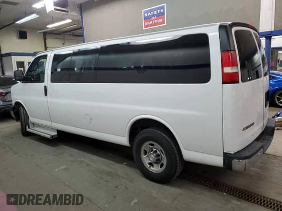 2017 Chevrolet Express Passenger LT с VIN 1GAZGPFGXH1193286, выставлен на аукционе Copart как лот 88923785 с пробегом 78 237 миль миль и Списание • Salvage title. История ставок и продаж доступна на DreamBid. Изображение 2.