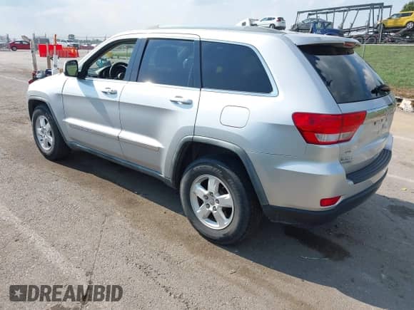 2011 Jeep Grand Cherokee Laredo z VIN 1J4RR4GG4BC586012, wystawiony jako IAAI lot #42973094 z przebiegiem 177 559 mil mil oraz . Historia ofert i sprzedaży dostępna na DreamBid. Obrazek 3.