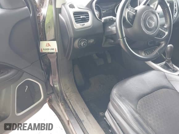 2020 Jeep Compass Latitude z VIN 3C4NJCBB4LT258791, wystawiony jako IAAI lot #42699336 z przebiegiem 36 583 mil mil oraz . Historia ofert i sprzedaży dostępna na DreamBid. Obrazek 6.