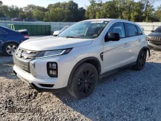2023 Mitsubishi Outlander ES z VIN JA4ARUAU8PU014793, wystawiony jako Copart lot #84196975 z przebiegiem 30 194 mil mil oraz Szkoda całkowita • Salvage title. Historia ofert i sprzedaży dostępna na DreamBid. Obrazek 1.