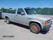 1990 Dodge Dakota S z VIN 1B7GL26X8LS614227, wystawiony jako IAAI lot #42327078 z przebiegiem 82 555 mil mil oraz . Historia ofert i sprzedaży dostępna na DreamBid. Obrazek 1.