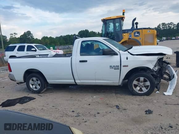 2019 Ram 1500 Tradesman z VIN 3C6JR6DT0KG506015, wystawiony jako IAAI lot #42857503 z przebiegiem 64 834 mil mil oraz . Historia ofert i sprzedaży dostępna na DreamBid. Obrazek 13.