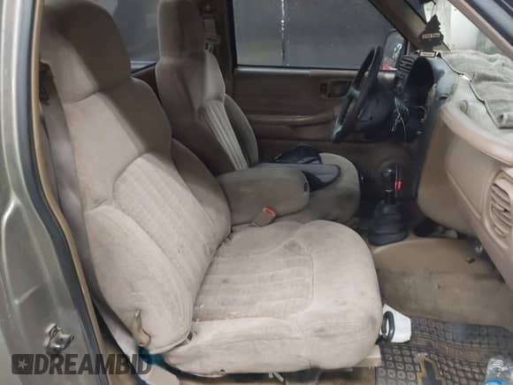 1998 Chevrolet S-10 z VIN 1GCCS1443WK261095, wystawiony jako IAAI lot #41684723 z przebiegiem 217 003 mil mil oraz . Historia ofert i sprzedaży dostępna na DreamBid. Obrazek 8.