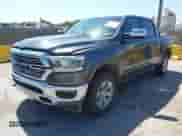 2020 Ram 1500 Laramie z VIN 1C6SRFJT7LN322837, wystawiony jako IAAI lot #42472602 z przebiegiem 64 032 mil mil oraz . Historia ofert i sprzedaży dostępna na DreamBid. Obrazek 2.