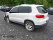 2017 Volkswagen Tiguan Wolfsburg Edition z VIN WVGRV7AX9HK002659, wystawiony jako IAAI lot #42482438 z przebiegiem 88 841 mil mil oraz . Historia ofert i sprzedaży dostępna na DreamBid. Obrazek 3.