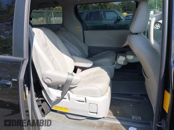 2013 Toyota Sienna XLE с VIN 5TDDK3DC2DS058664, выставлен на аукционе IAAI как лот 43281359 с пробегом 140 954 миль миль и . История ставок и продаж доступна на DreamBid. Изображение 8.