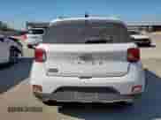 2021 Hyundai Venue SEL z VIN KMHRC8A35MU063885, wystawiony jako Copart lot #81827275 z przebiegiem 61 416 mil mil oraz Szkoda całkowita • Salvage title. Historia ofert i sprzedaży dostępna na DreamBid. Obrazek 6.