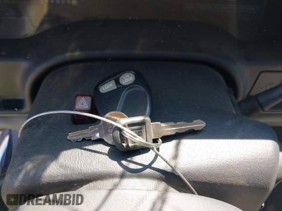 1998 Chevrolet Silverado 1500 z VIN 2GCEK19R8W1221205, wystawiony jako IAAI lot #42741835 z przebiegiem 59 925 mil mil oraz . Historia ofert i sprzedaży dostępna na DreamBid. Obrazek 11.