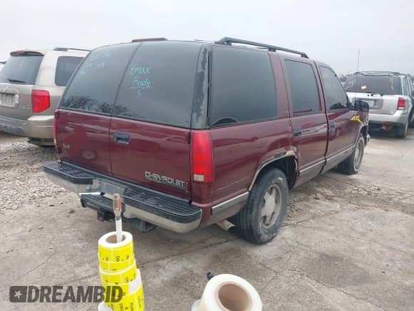 1999 Chevrolet Tahoe z VIN 1GNEC13R8XJ511786, wystawiony jako IAAI lot #41538890 z przebiegiem 196 764 mil mil oraz . Historia ofert i sprzedaży dostępna na DreamBid. Obrazek 4.