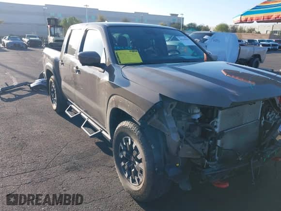 2023 Nissan Frontier SV z VIN 1N6ED1EJ4PN658707, wystawiony jako IAAI lot #42215419 z przebiegiem 45 512 mil mil oraz . Historia ofert i sprzedaży dostępna na DreamBid. Obrazek 1.