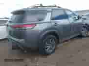 2022 Nissan Pathfinder SV z VIN 5N1DR3BA5NC258921, wystawiony jako IAAI lot #43005756 z przebiegiem 42 585 mil mil oraz . Historia ofert i sprzedaży dostępna na DreamBid. Obrazek 4.