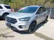 2017 Ford Escape Titanium z VIN 1FMCU9J9XHUC08079, wystawiony jako IAAI lot #43333080 z przebiegiem 169 596 mil mil oraz . Historia ofert i sprzedaży dostępna na DreamBid. Obrazek 2.