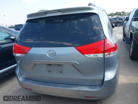 2013 Toyota Sienna LE AAS с VIN 5TDKK3DC5DS324900, выставлен на аукционе IAAI как лот 43346879 с пробегом 146 180 миль миль и . История ставок и продаж доступна на DreamBid. Изображение 16.