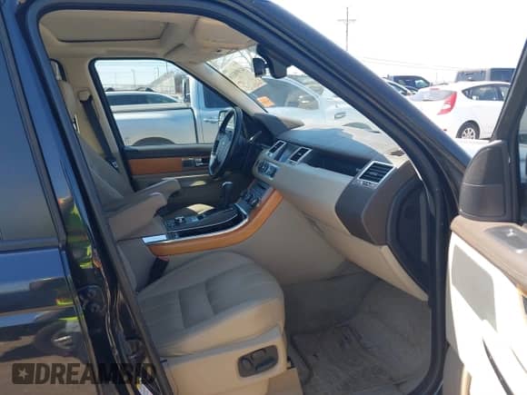 2011 Land Rover Range Rover Sport SC z VIN SALSH2E49BA709850, wystawiony jako IAAI lot #41898116 z przebiegiem 88 974 mil mil oraz . Historia ofert i sprzedaży dostępna na DreamBid. Obrazek 5.