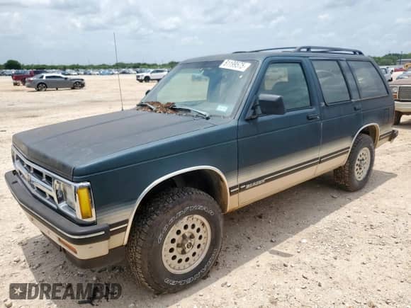 1993 Chevrolet Blazer z VIN 1GNDT13W2P2111444, wystawiony jako Copart lot #61199575 z przebiegiem 177 604 mil mil oraz Czysty tytuł • Clean title. Historia ofert i sprzedaży dostępna na DreamBid. Obrazek 1.