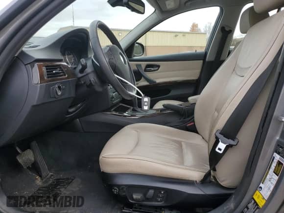 2011 BMW 3 Series 328i xDrive z VIN WBAPK5G54BNN25475, wystawiony jako Copart lot #90435055 z przebiegiem 97 946 mil mil oraz Szkoda całkowita • Salvage title. Historia ofert i sprzedaży dostępna na DreamBid. Obrazek 7.