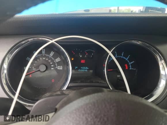 2010 Ford Mustang V6 z VIN 1ZVBP8AN8A5130882, wystawiony jako Copart lot #66067145 z przebiegiem 153 046 mil mil oraz Szkoda całkowita • Salvage title. Historia ofert i sprzedaży dostępna na DreamBid. Obrazek 9.