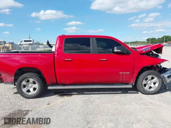 2020 Ram 1500 Lone Star z VIN 1C6RREFM3LN289359, wystawiony jako IAAI lot #43193394 z przebiegiem 116 790 mil mil oraz . Historia ofert i sprzedaży dostępna na DreamBid. Obrazek 13.