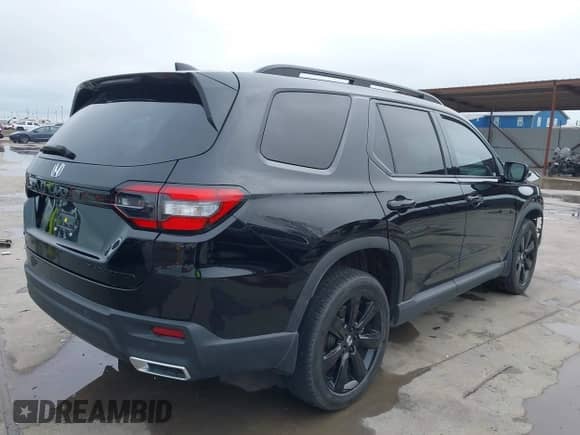 2025 Honda Pilot Black Edition z VIN 5FNYG1H99SB016676, wystawiony jako IAAI lot #41924360 z przebiegiem 9 046 mil mil oraz . Historia ofert i sprzedaży dostępna na DreamBid. Obrazek 4.