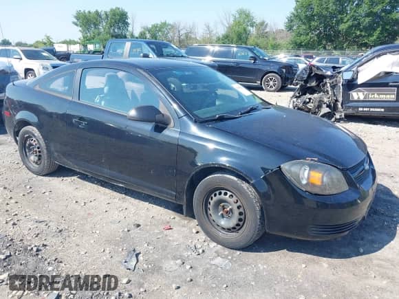 2010 Chevrolet Cobalt LS z VIN 1G1AB1F5XA7128030, wystawiony jako IAAI lot #42955023 z przebiegiem Nie podano mil oraz . Historia ofert i sprzedaży dostępna na DreamBid. Obrazek 1.