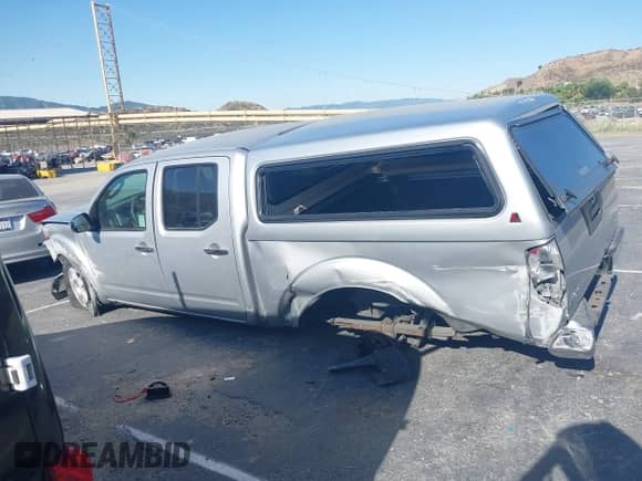 2008 Nissan Frontier SE z VIN 1N6AD09U68C425017, wystawiony jako IAAI lot #42393947 z przebiegiem Nie podano mil oraz . Historia ofert i sprzedaży dostępna na DreamBid. Obrazek 14.