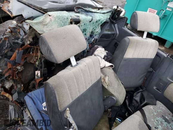 1990 Dodge Dakota z VIN 1B7FL23X7LS730129, wystawiony jako Copart lot #87757725 z przebiegiem Nie podano mil oraz Nie do naprawy • Non repairable. Historia ofert i sprzedaży dostępna na DreamBid. Obrazek 8.